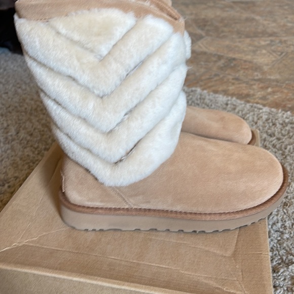 UGG Tania.   Size 7 Womens boots. - Picture 7 of 10